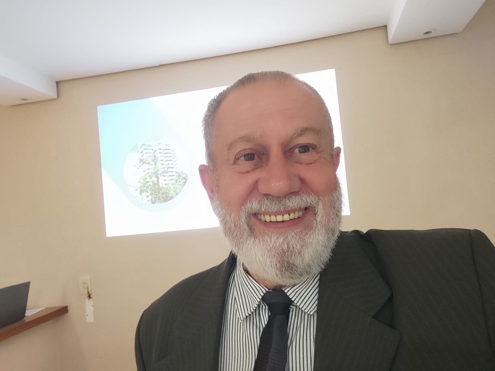 Dr. Aguiberto Camilo Redi em ambiente de trabalho, sorrindo